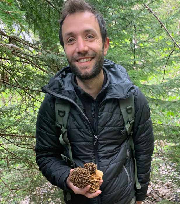 Jordan Monnot, auteur du livre, avec des morilles dans les mains